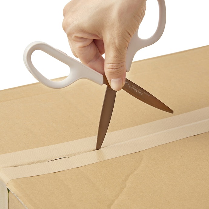 刃が厚手で隙間に差し込みにくいが、梱包の開封は問題なし