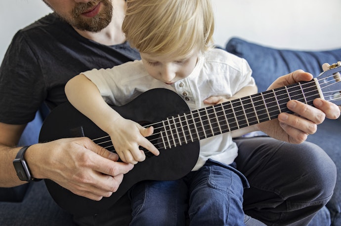 ミニギター:フォークタイプよりさらに小型。子どもや腕力のない人に最適