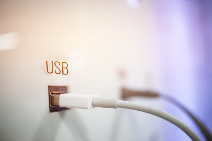 デスク上でスマホなどを充電するなら、USBポートや電源タップつきが狙い目