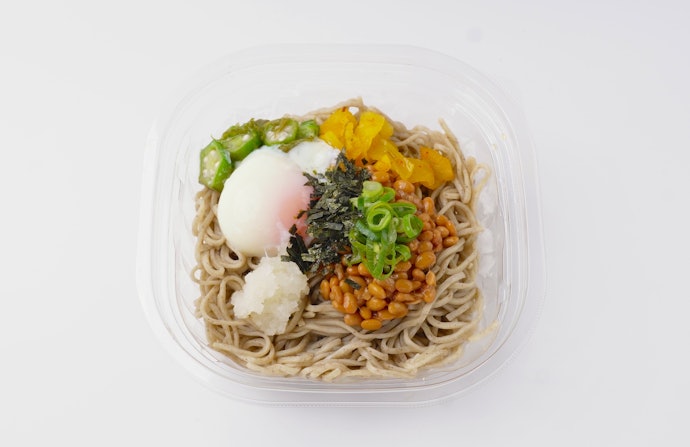 具材が盛りだくさんで豪華!鰹節がアクセントのお月見納豆そば