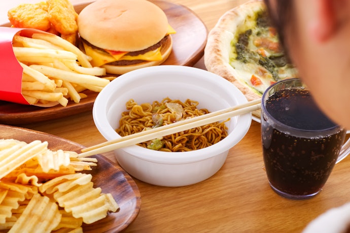 食事が偏りがちな人は、ビタミン・乳酸菌などを補給しよう