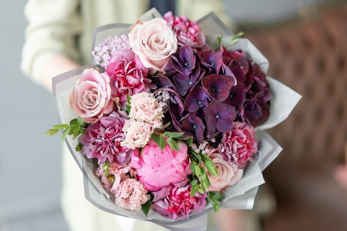 男女ともにおすすめなのは華やかなお花系ギフト