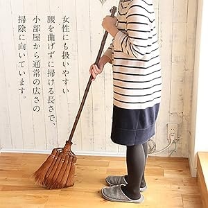 立ったまま掃除するなら長柄箒を選ぼう。広範囲の掃除にも重宝