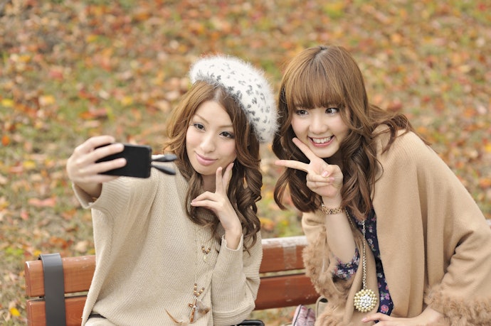 自撮りをするなら「シェイプ機能」が必須!かわいくデコれるアプリがおすすめ