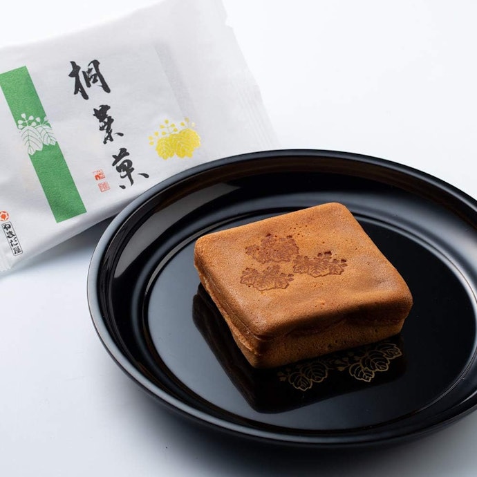 目上の人への手土産には、高級感のある和菓子をセレクト