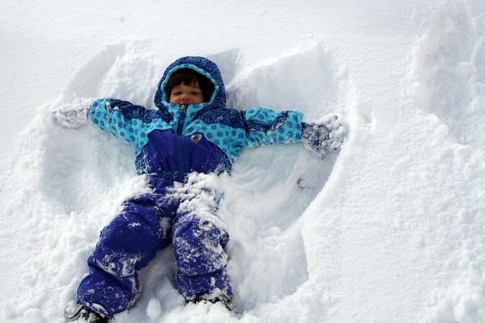 つなぎタイプ:雪遊びメインの子どもに。雪山で寝転がっても大丈夫!