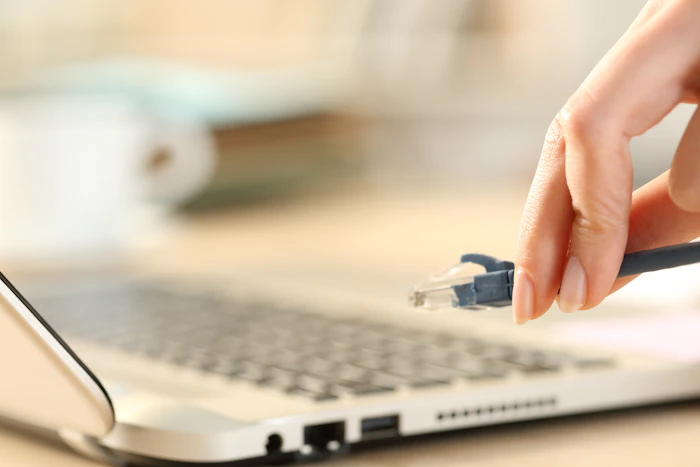 有線LANと無線LAN、どっちを選ぶべき?それぞれのメリット・デメリットを解説