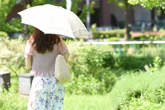 日傘の色は何を選ぶべき?紫外線カット率と遮熱性を重視した色選びのポイント