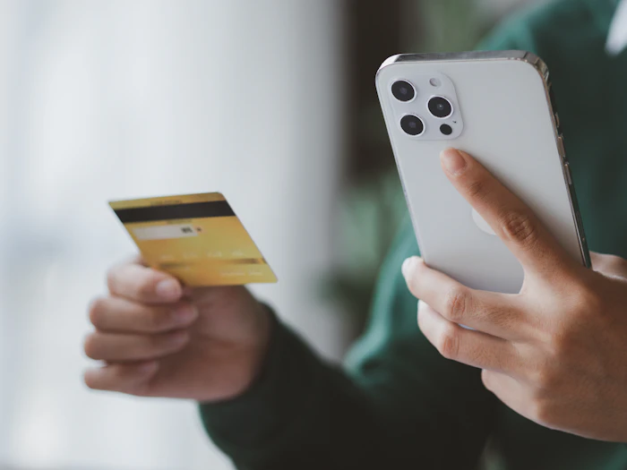 ドコモSMTBネット銀行のプラチナデビットカードの年会費が実質無料キャンペーン!充実した特典の魅力も紹介