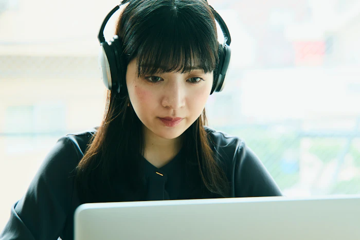 ヘッドホンで「難聴」になる?リスクを減らす正しい音量と使い方【専門家解説】