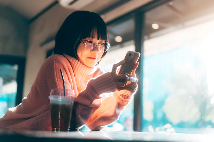 マッチングアプリにサクラや業者はいるの?見分け方や対策を紹介!