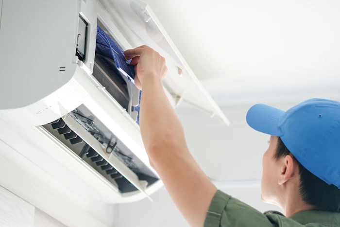 エアコン修理はどこに頼む?故障時のチェック方法や対処方法、修理費用の相場も解説