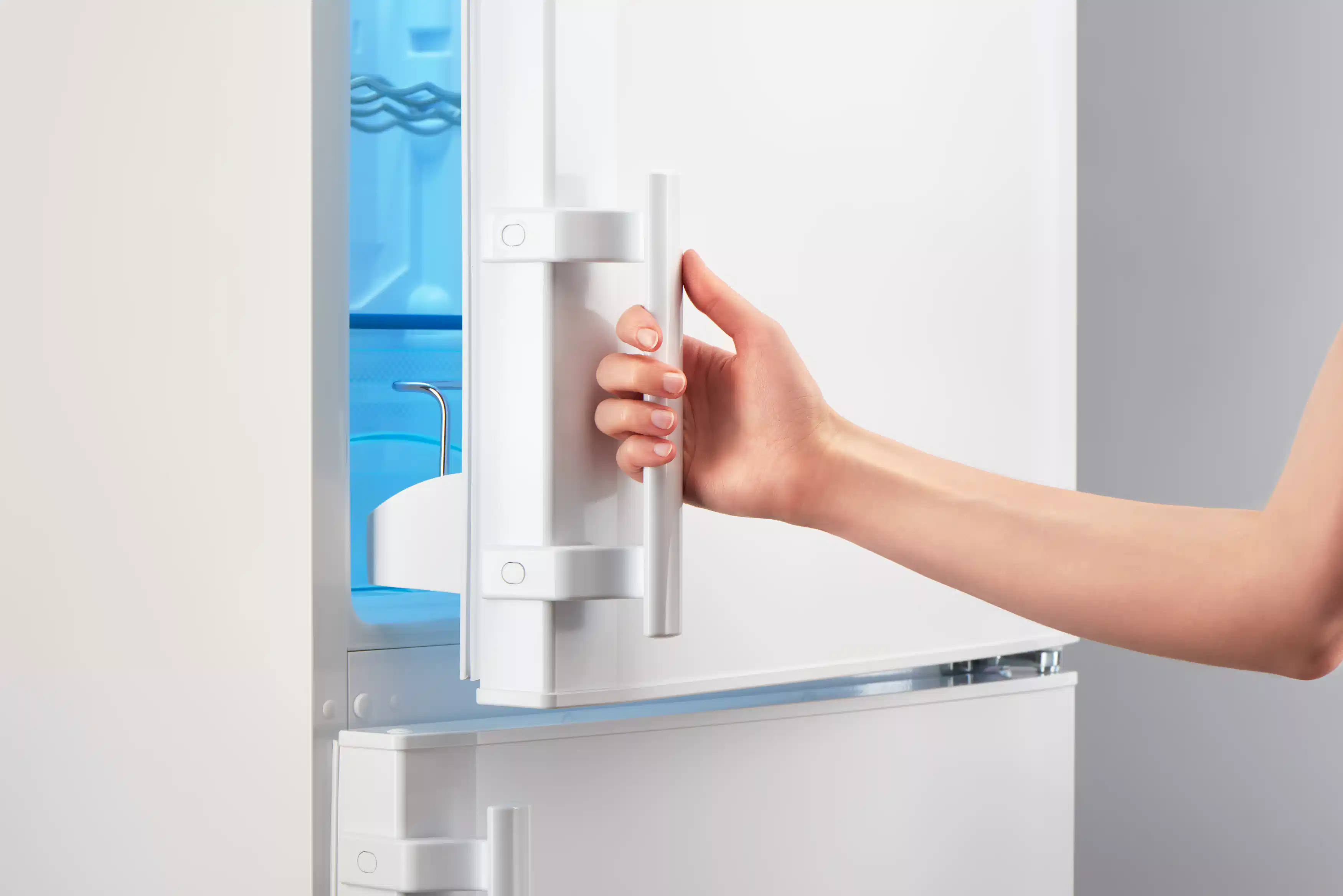 冷蔵庫の電気がつかない?点灯しないときの対処法と修理・買い替えを 冷蔵庫の電気がつかない?点灯しないときの対処法と修理・買い替えを