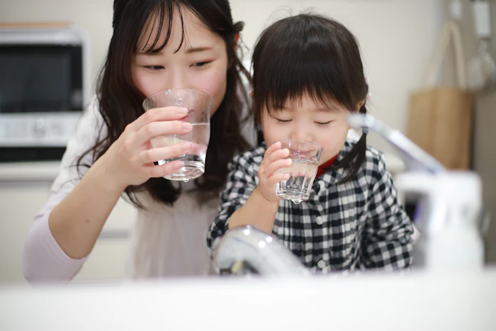 東京の水道水はそのまま飲める?まずいといわれる理由や安全性を解説