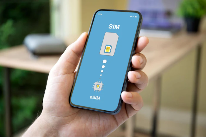 楽天モバイルでeSIMから物理SIMに変更する方法は?かかる費用や時間も解説