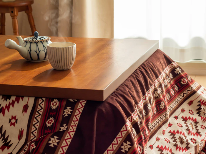 こたつの電気代は高い?安く使うコツやほかの暖房器具との比較も解説