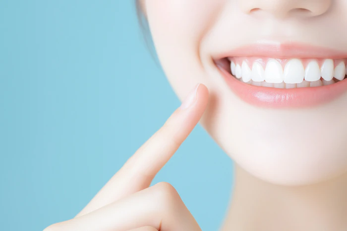 歯を白くする方法は?医療ホワイトニングや、自宅でできるケアの効果・費用の目安を解説