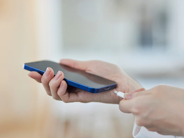 スマホ充電の電気代は1回いくら?月額の目安と差しっぱなしの損得・節約方法を解説