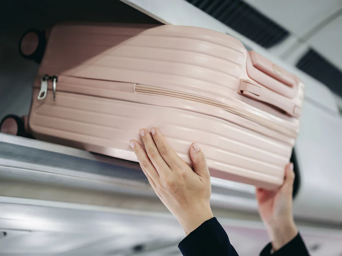 飛行機にヘアアイロンは持ち込める?OKとNGな条件を徹底解説