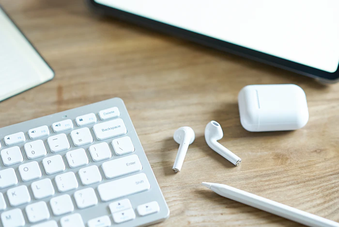 ワイヤレスイヤホンの寿命は何年? バッテリー劣化の症状と長持ちさせる7つのポイントを紹介